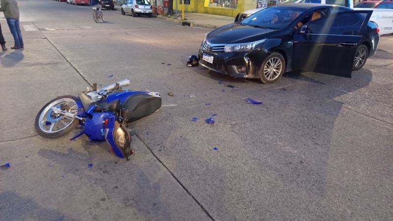 Un motociclista herido tras un fuerte choque